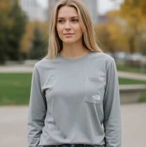 The North Face Women's Gray Long Sleeve Tee Shirt - M